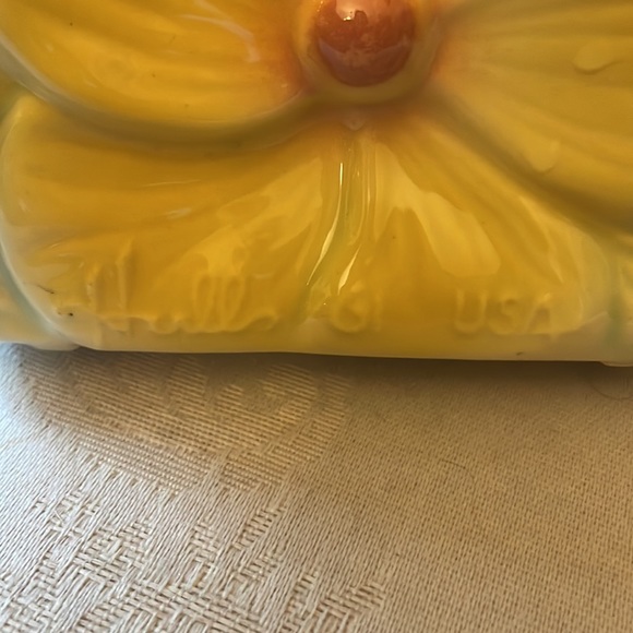 Vintage Hull Pottery USA 1961 pheasant planter with yellow flowers, EUC - Picture 2 of 12